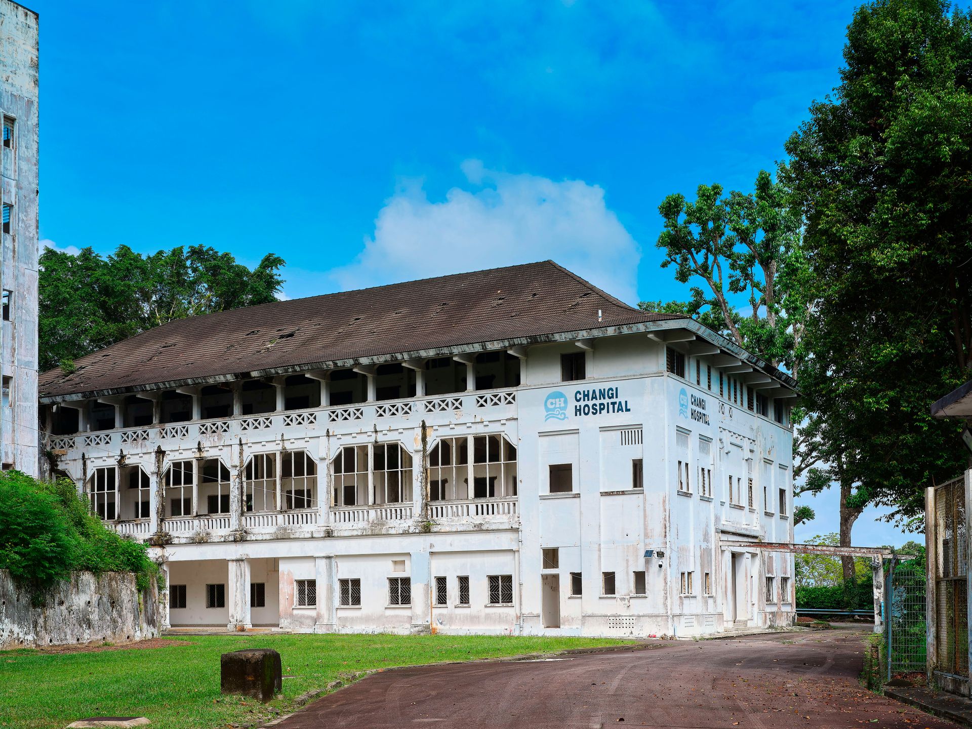 Located on the top of the hill, former Changi Hospital was completed in 1962 and served residents until 1997 when Changi Hospital was merged with Toa Payoh Hospital and relocated to Simei.